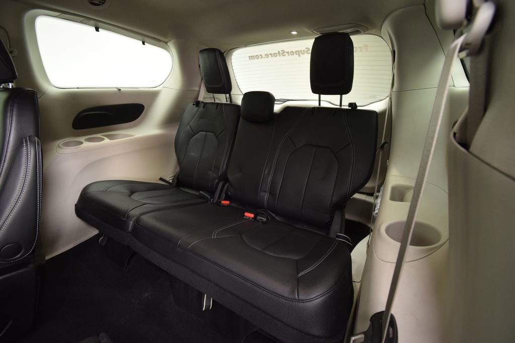 Used 2022 Chrysler Pacifica Touring-L image 16