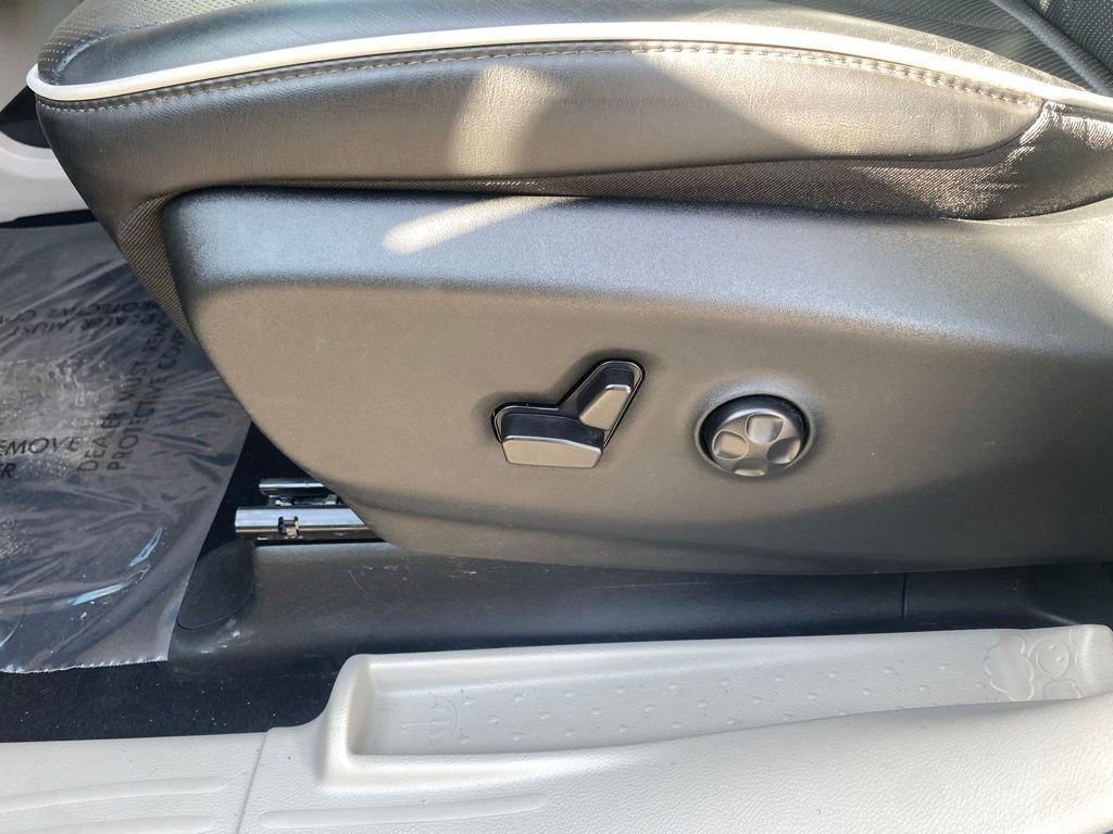 Used 2024 Chrysler Pacifica Limited image 11