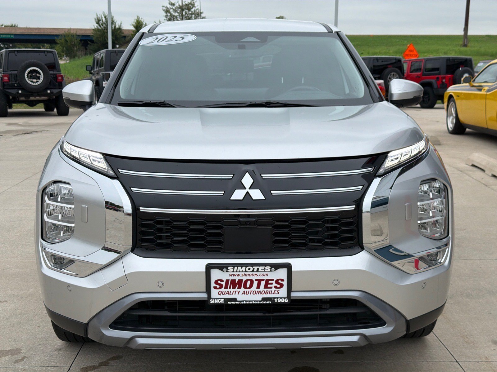 Used 2025 Mitsubishi Outlander SE AWD/4WD image 3