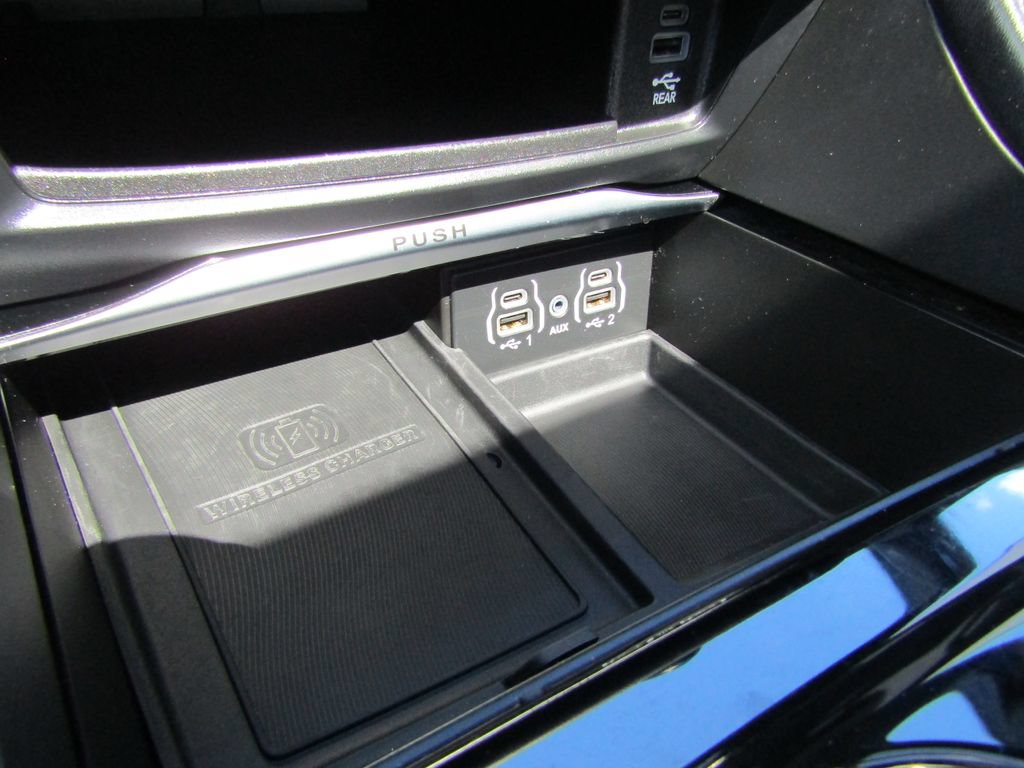 Used 2022 Chrysler Pacifica Limited w/ Uconnect Theater Family Group FWD image 36