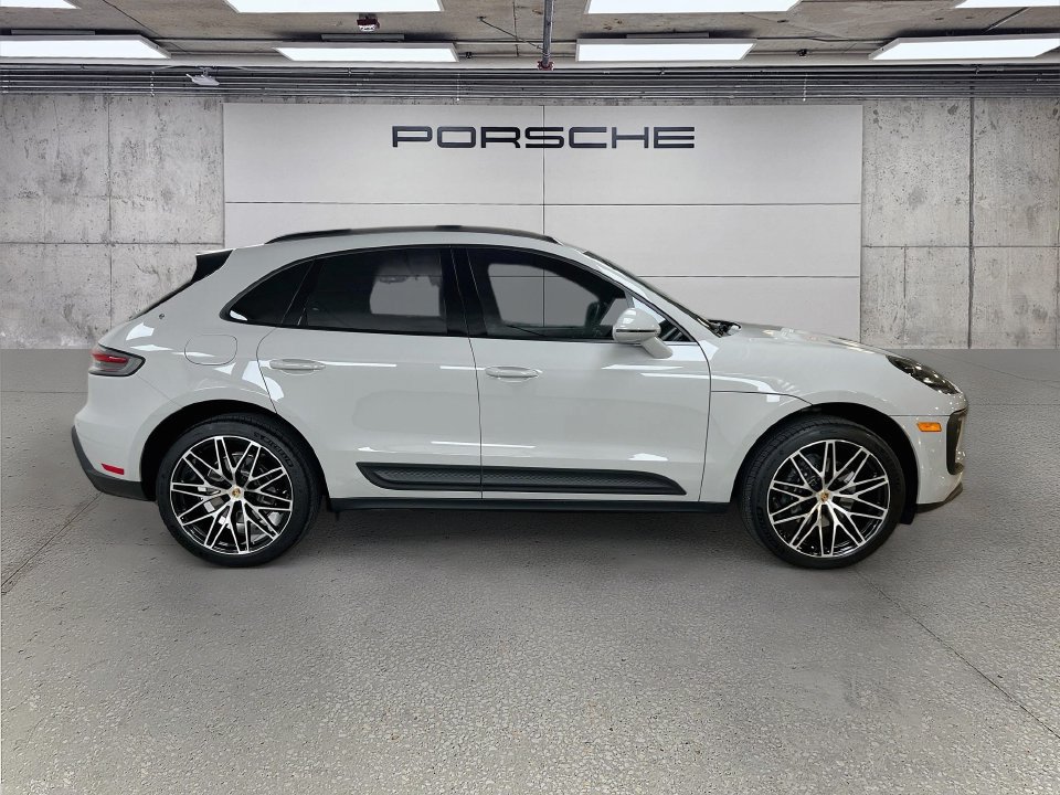 Certified 2025 Porsche Macan AWD/4WD image 8
