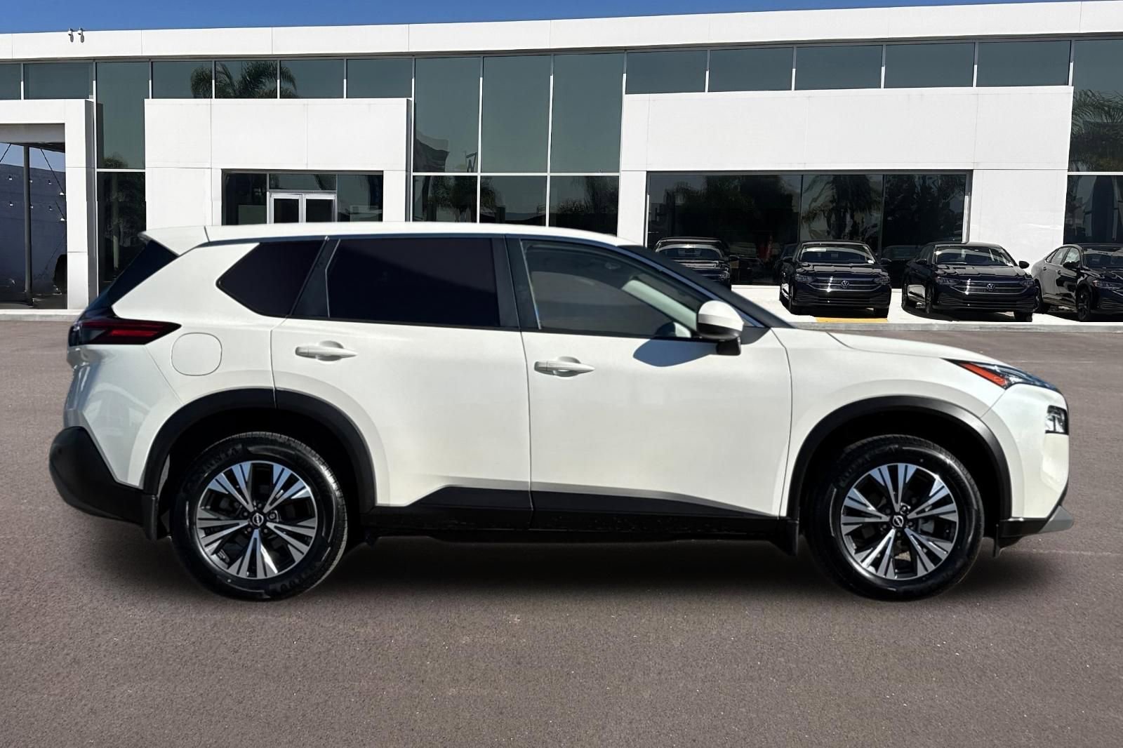 Used 2023 Nissan Rogue SV image 2