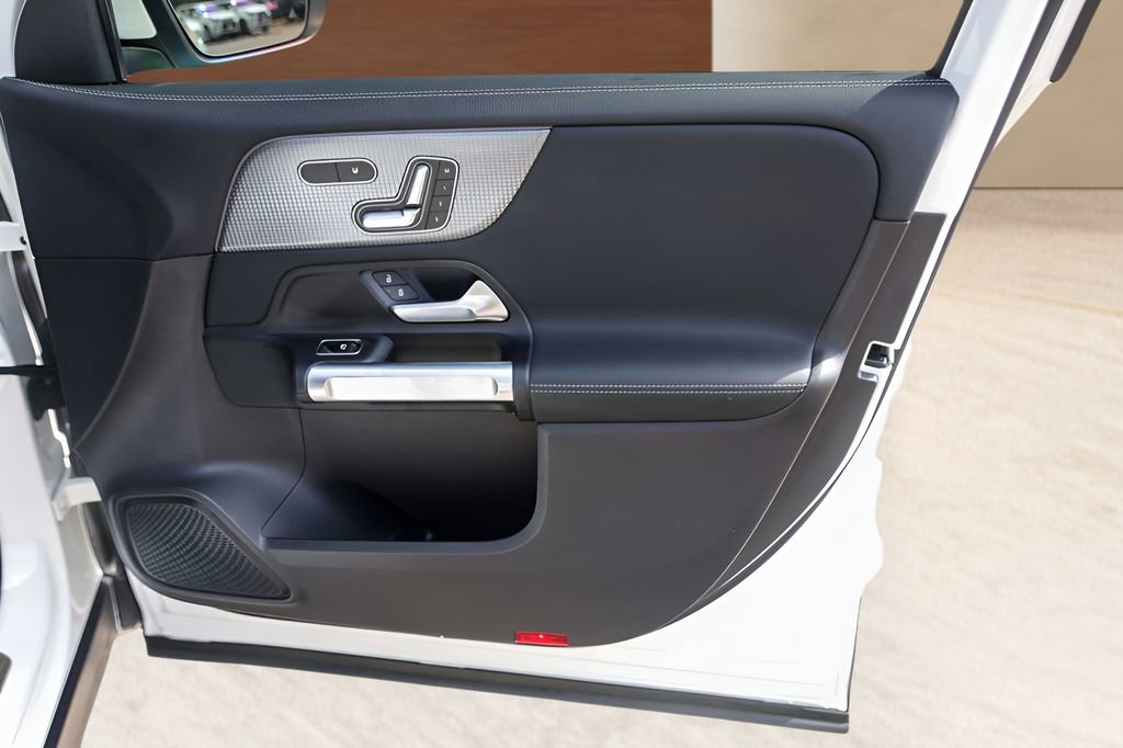 Used 2023 Mercedes-Benz EQB 350 4MATIC SUV image 29