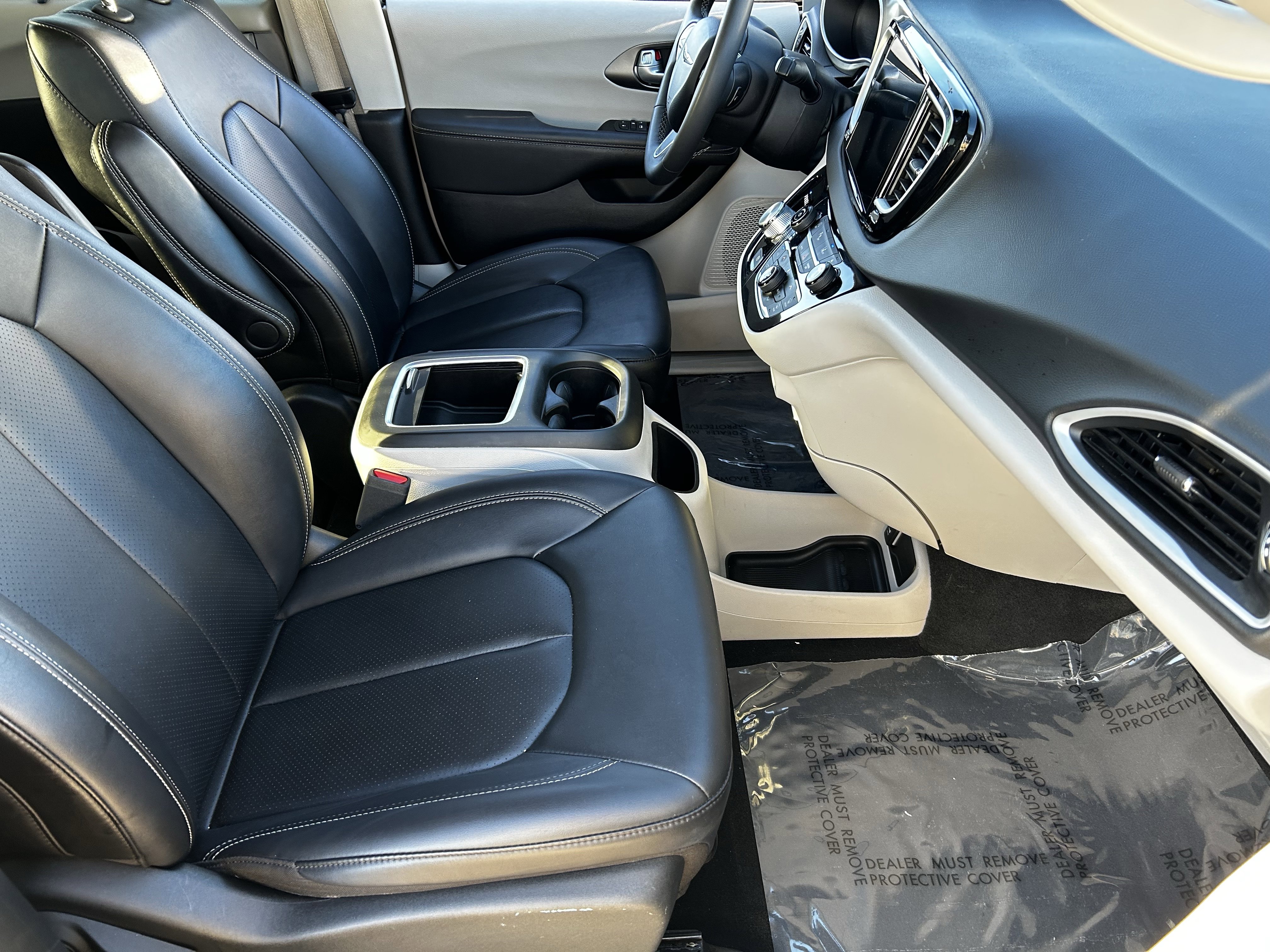 Certified 2024 Chrysler Pacifica Touring-L image 10