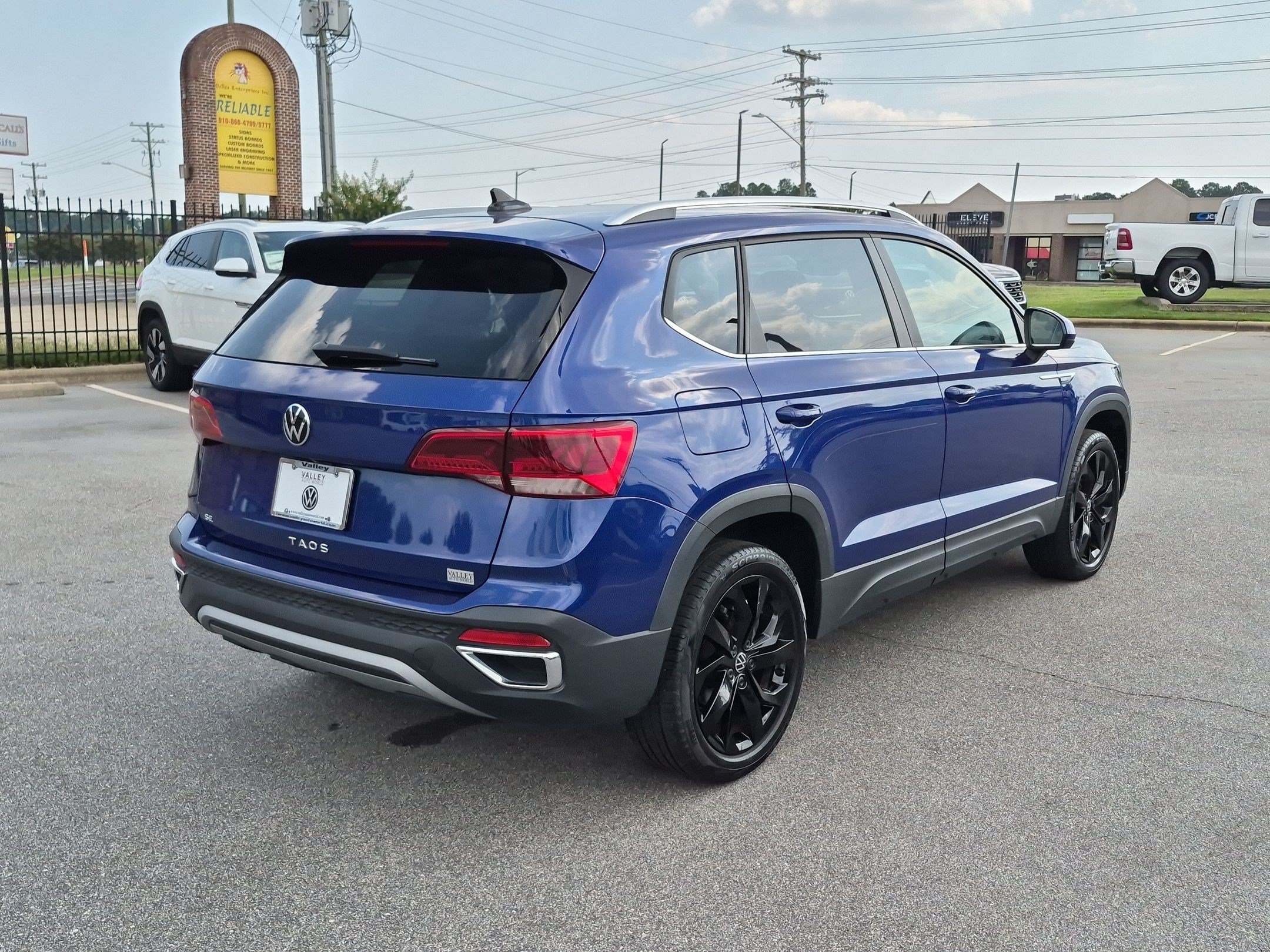 Used 2023 Volkswagen Taos SE FWD image 3