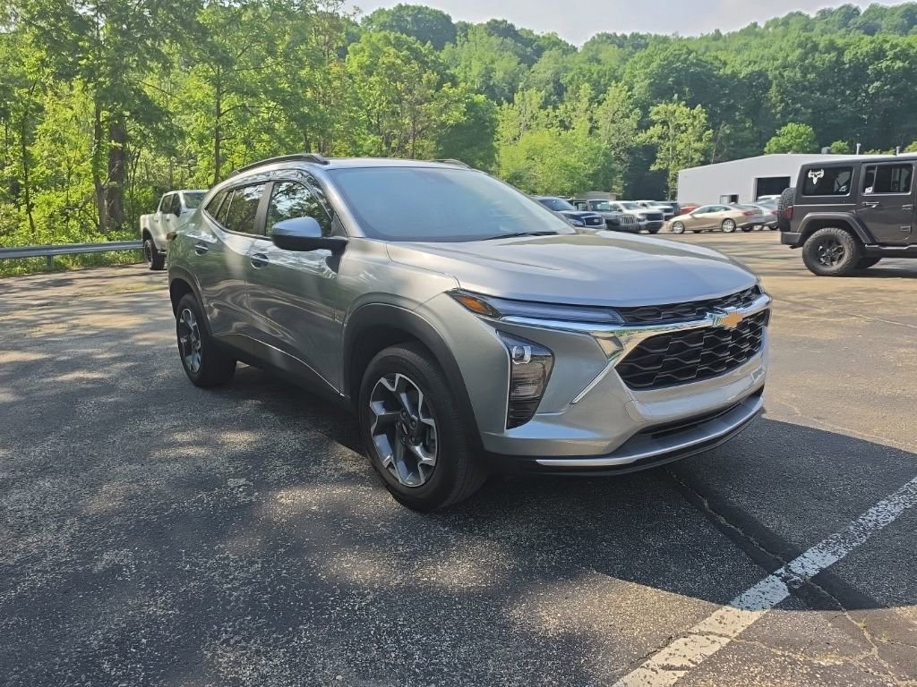 Used 2025 Chevrolet Trax LT FWD image 3