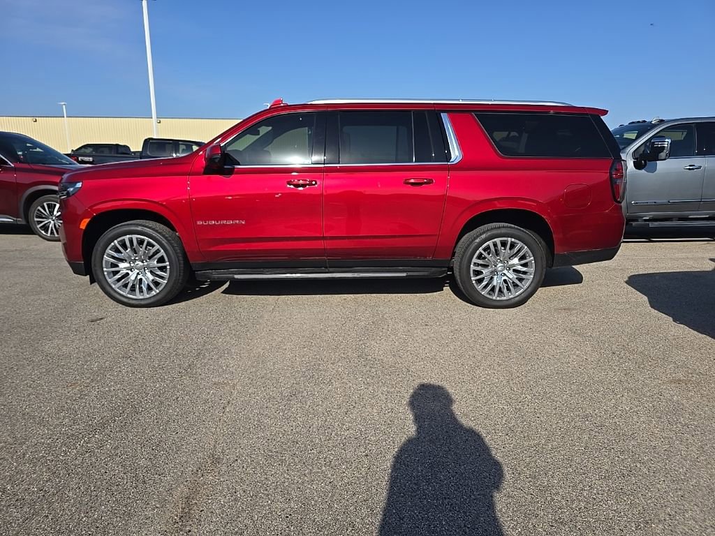 Used 2024 Chevrolet Suburban LT w/ Luxury Package AWD/4WD image 3