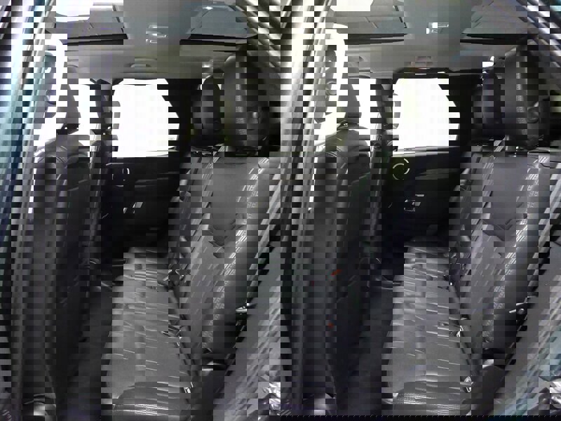 Used 2017 Land Rover Discovery HSE image 28