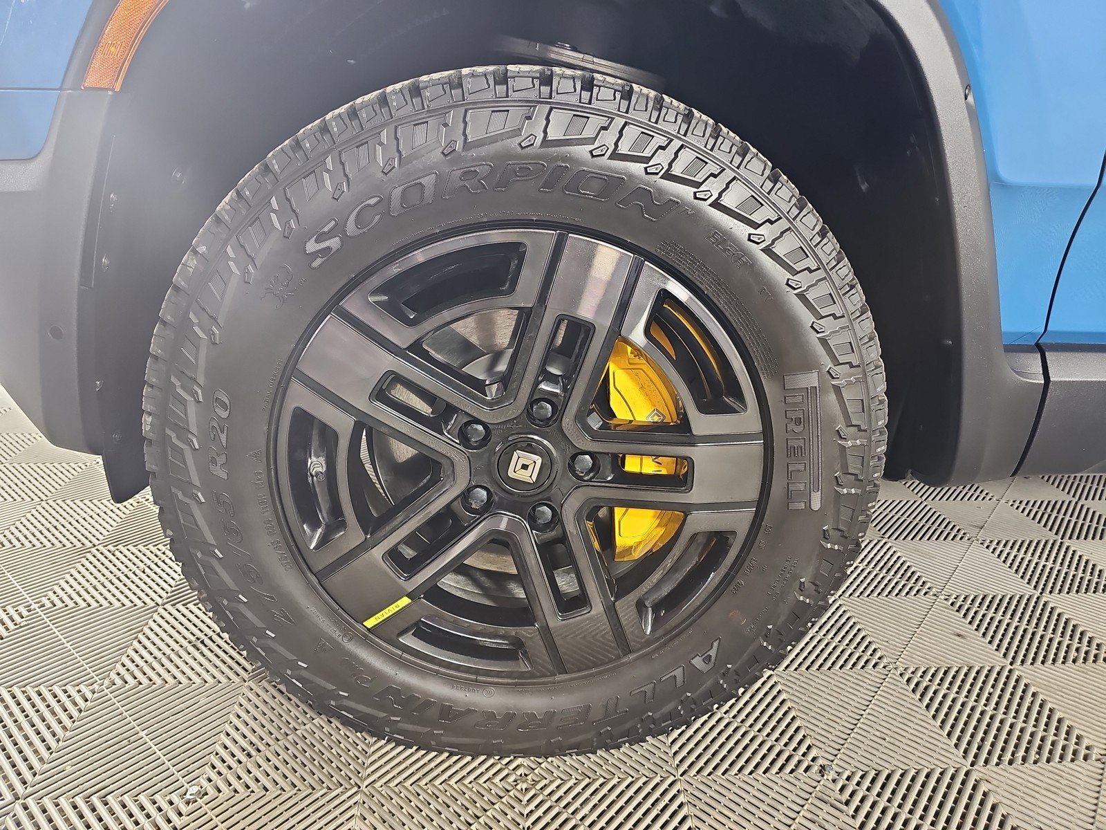 Used 2023 Rivian R1S Adventure image 9