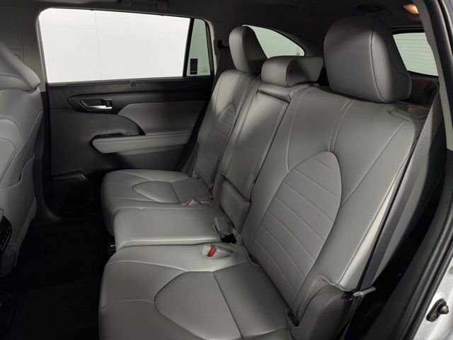 Used 2025 Toyota Highlander XLE image 16