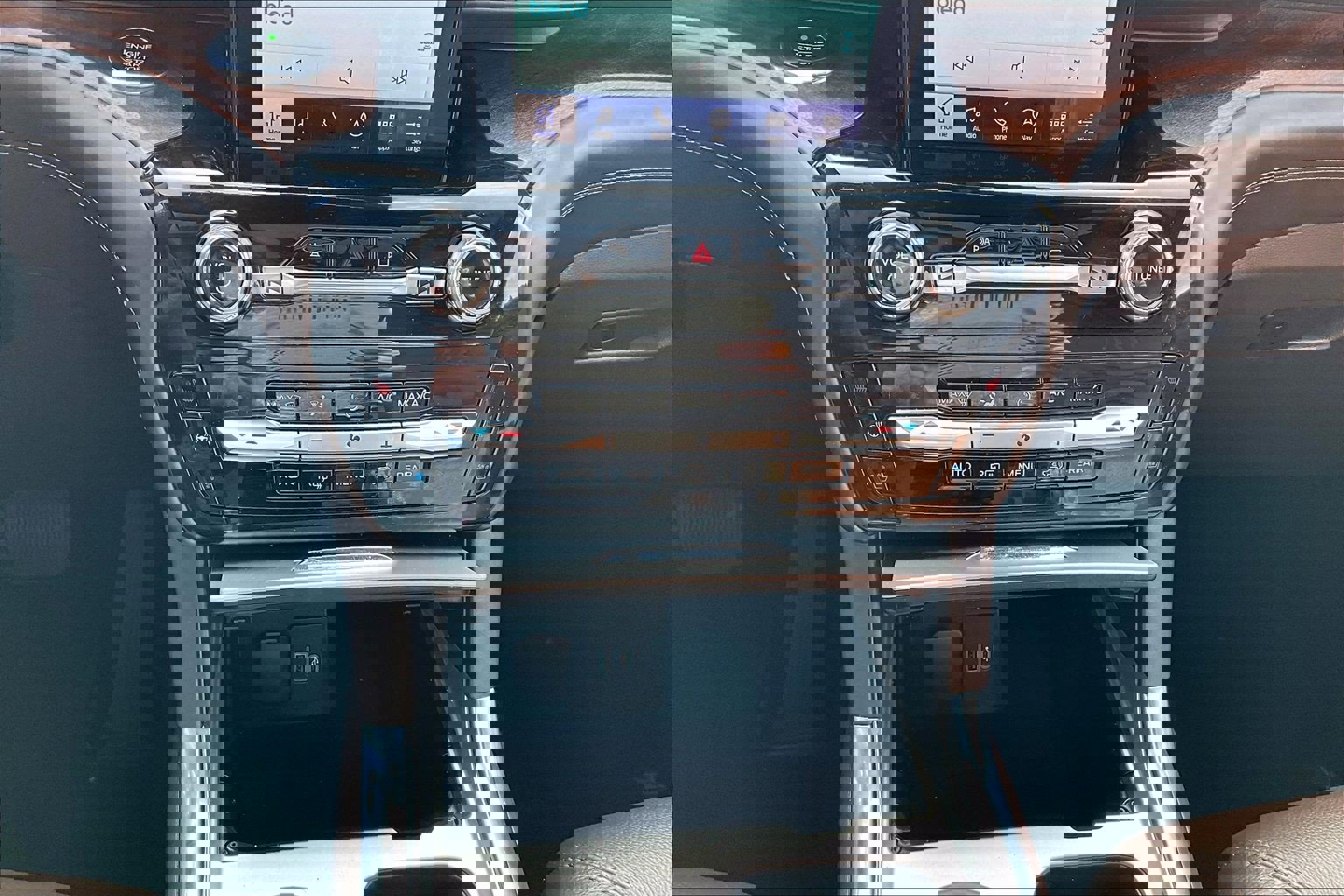 Used 2021 Ford Explorer King Ranch w/ Premium Technology Package image 15