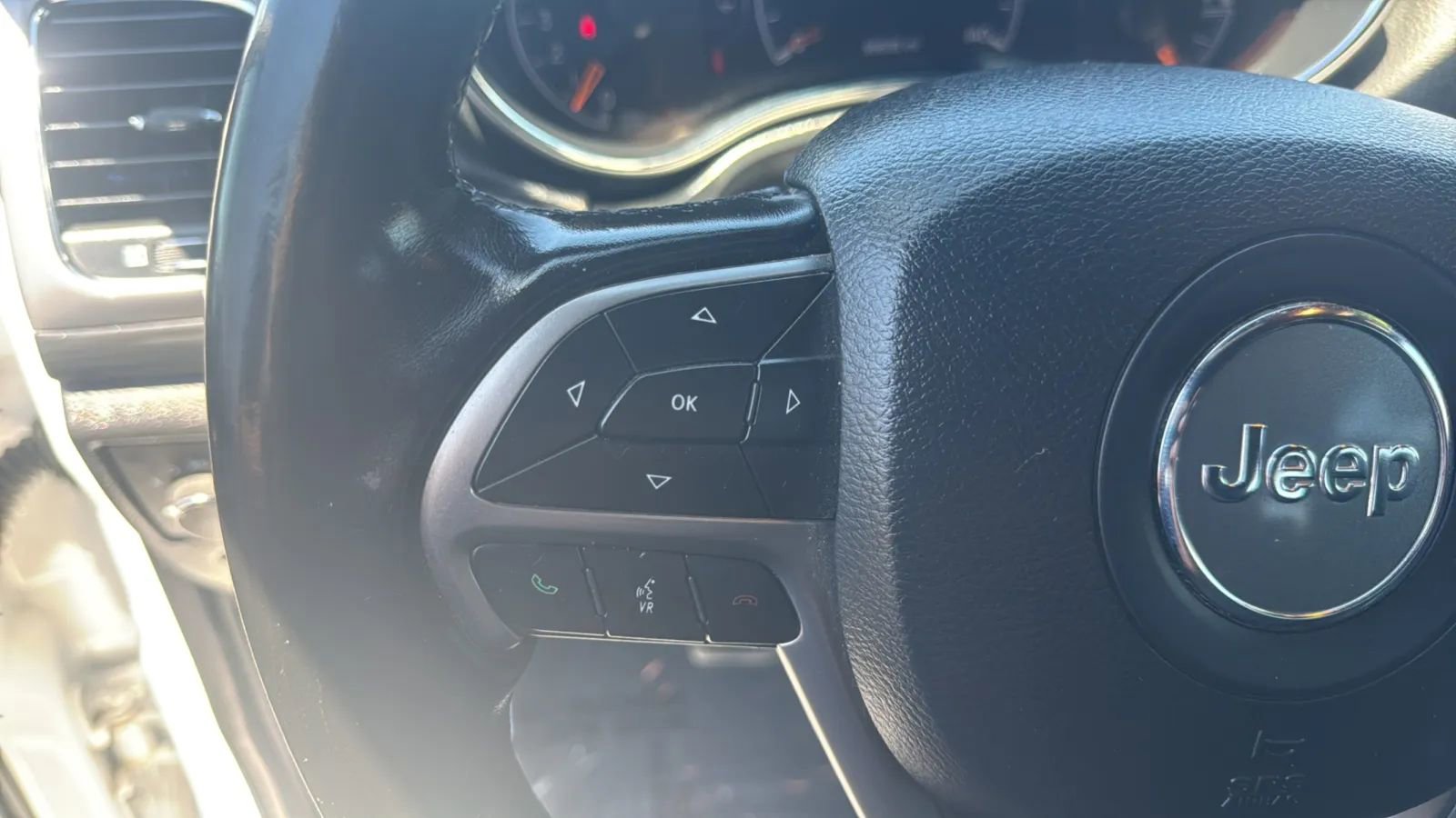 Used 2020 Jeep Grand Cherokee Laredo RWD image 25