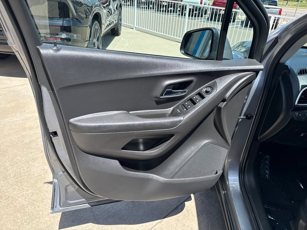 Used 2020 Chevrolet Trax LS FWD image 10