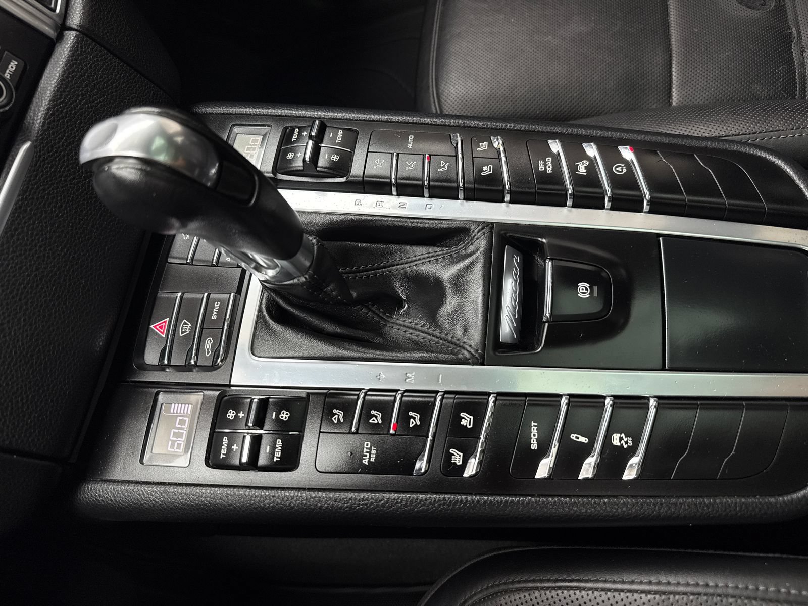 Used 2015 Porsche Macan Turbo AWD/4WD image 30