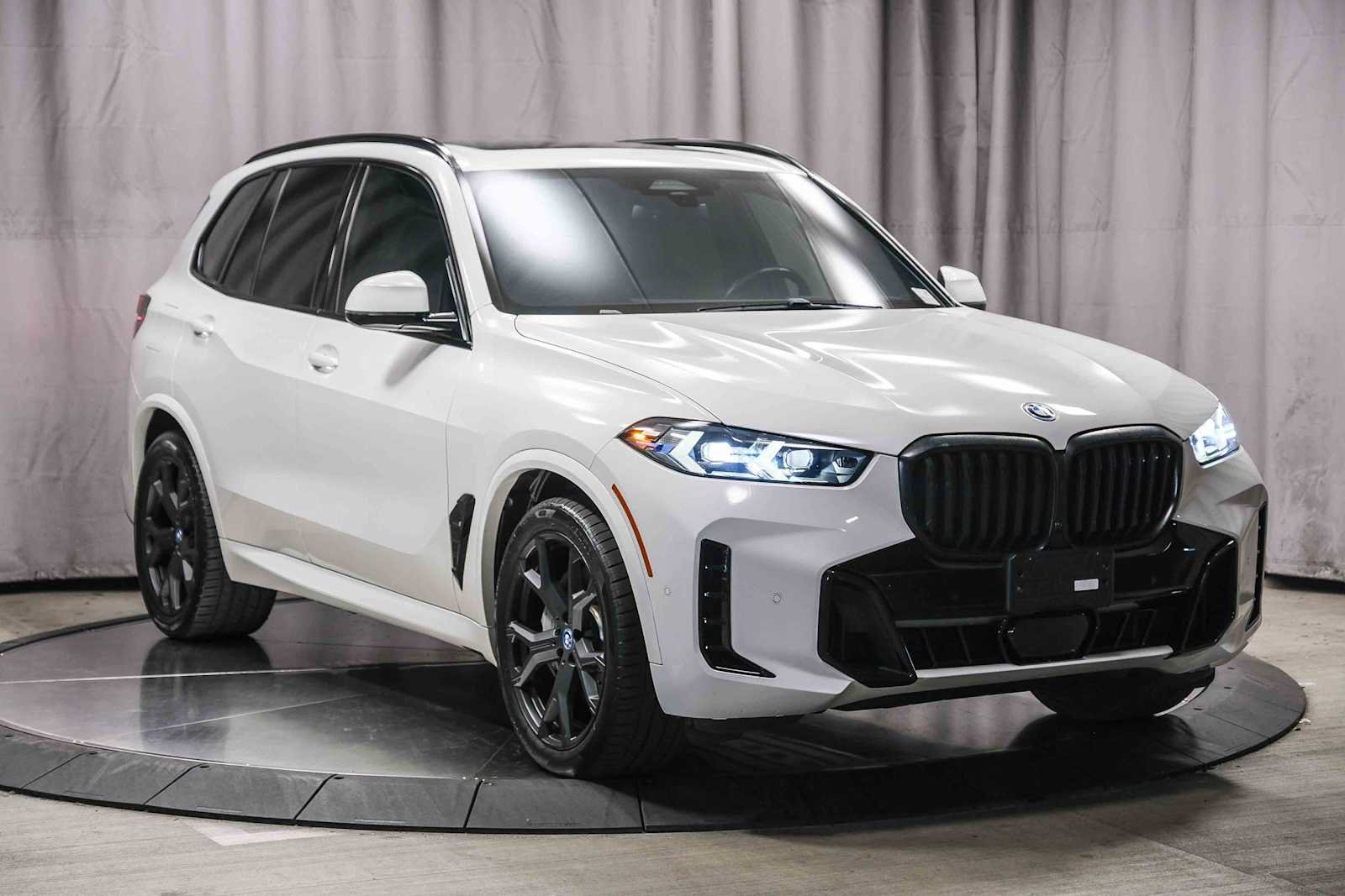 Used 2024 BMW X5 xDrive50e w/ M Sport Package AWD/4WD image 5