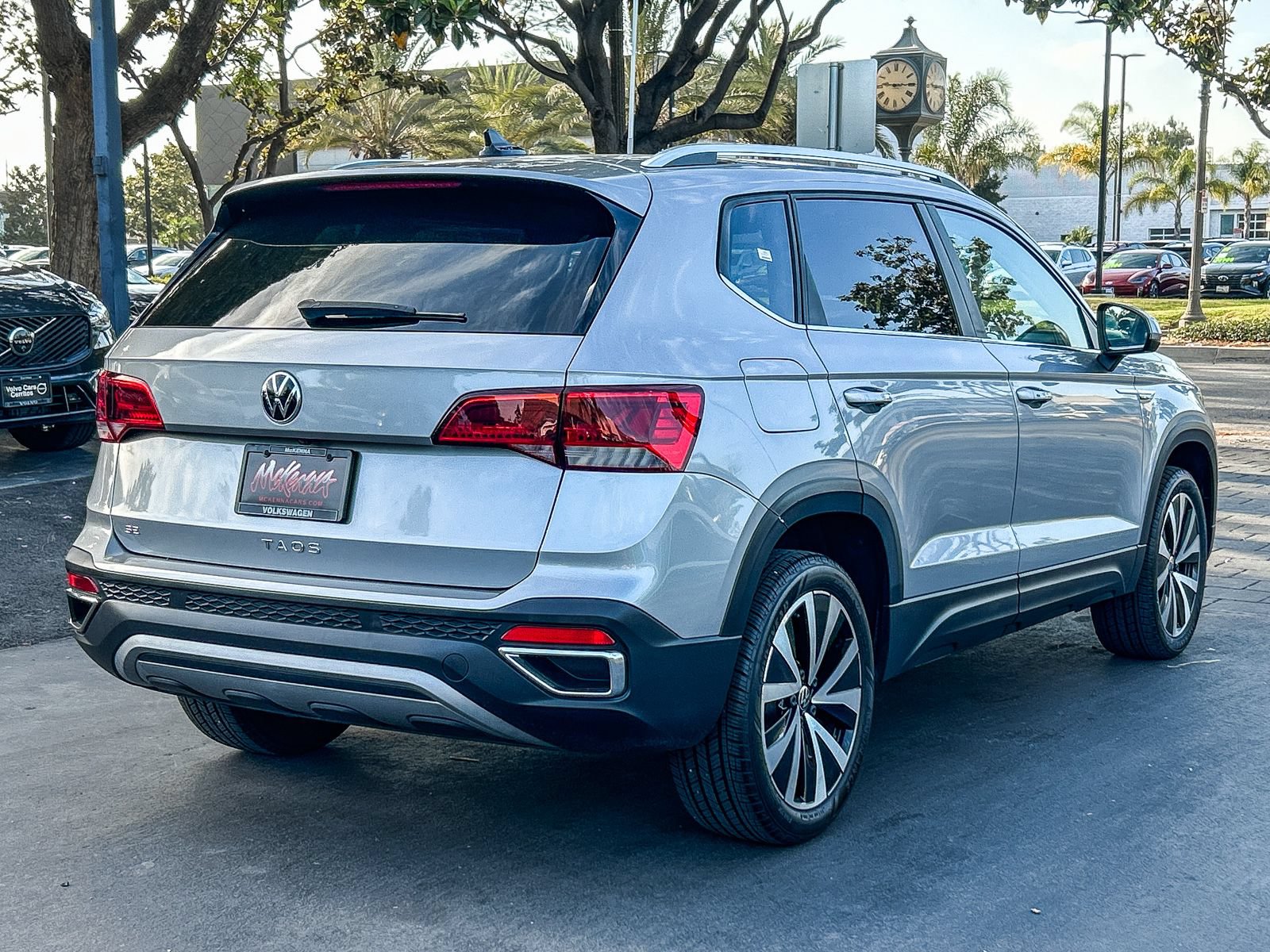 Used 2023 Volkswagen Taos SE w/ Panoramic Sunroof Package FWD image 6