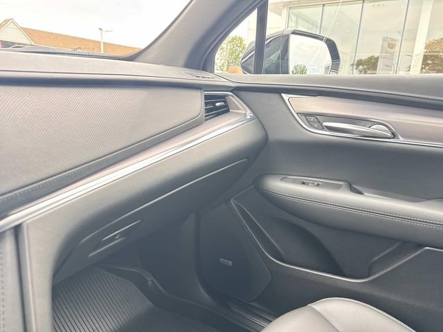 Certified 2024 Cadillac XT5 Luxury w/ LPO, Floor Liner Package AWD/4WD image 45