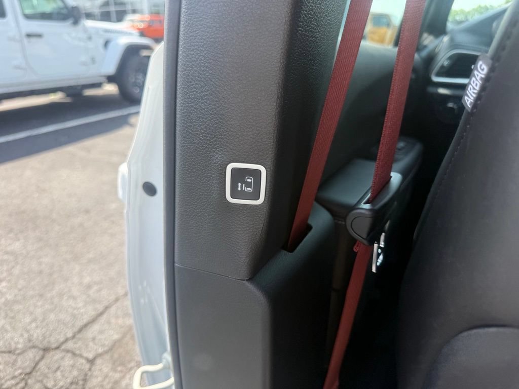 New 2027 Chrysler Pacifica Select FWD image 39