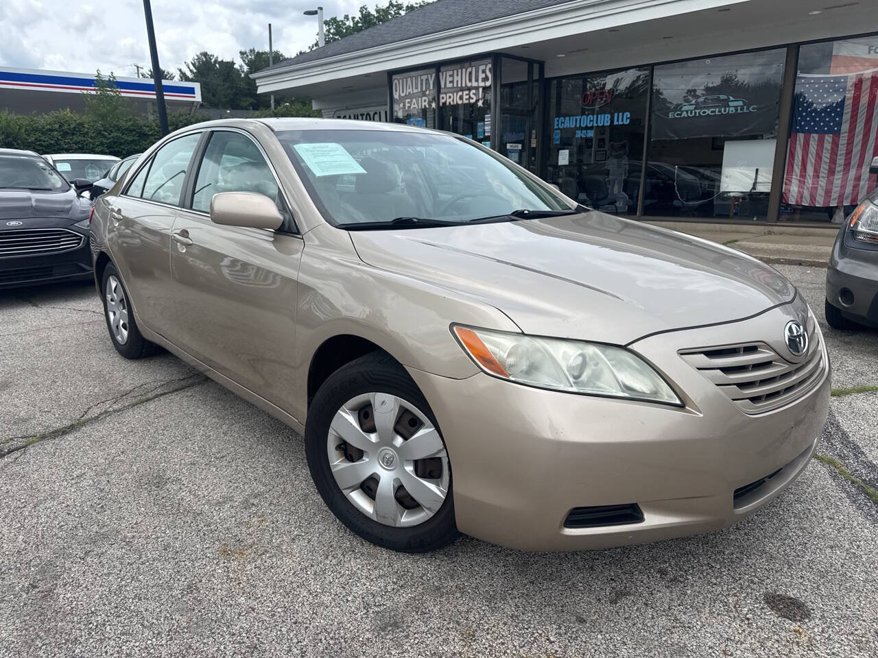 Used 2009 Toyota Camry LE FWD image 1