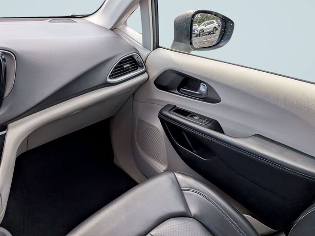 Used 2023 Chrysler Pacifica Touring-L FWD image 17