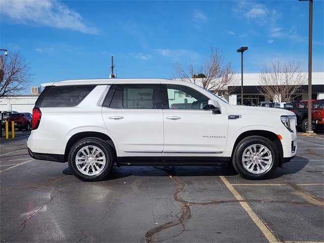 Used 2022 GMC Yukon SLT w/ SLT Premium Package image 3