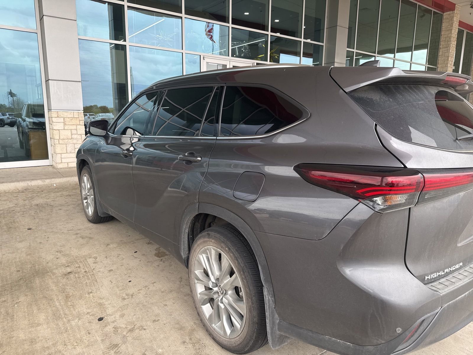 Used 2024 Toyota Highlander Limited image 13