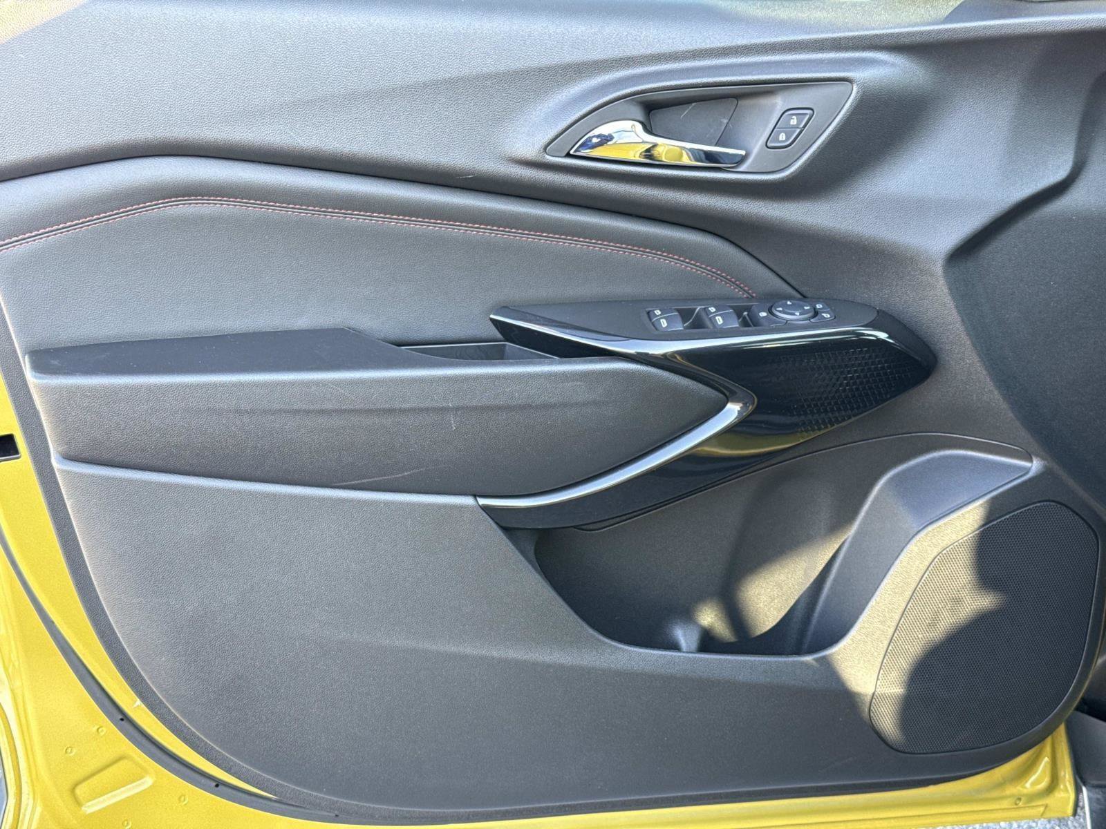 Used 2025 Chevrolet Trax RS w/ Sunroof Package image 17