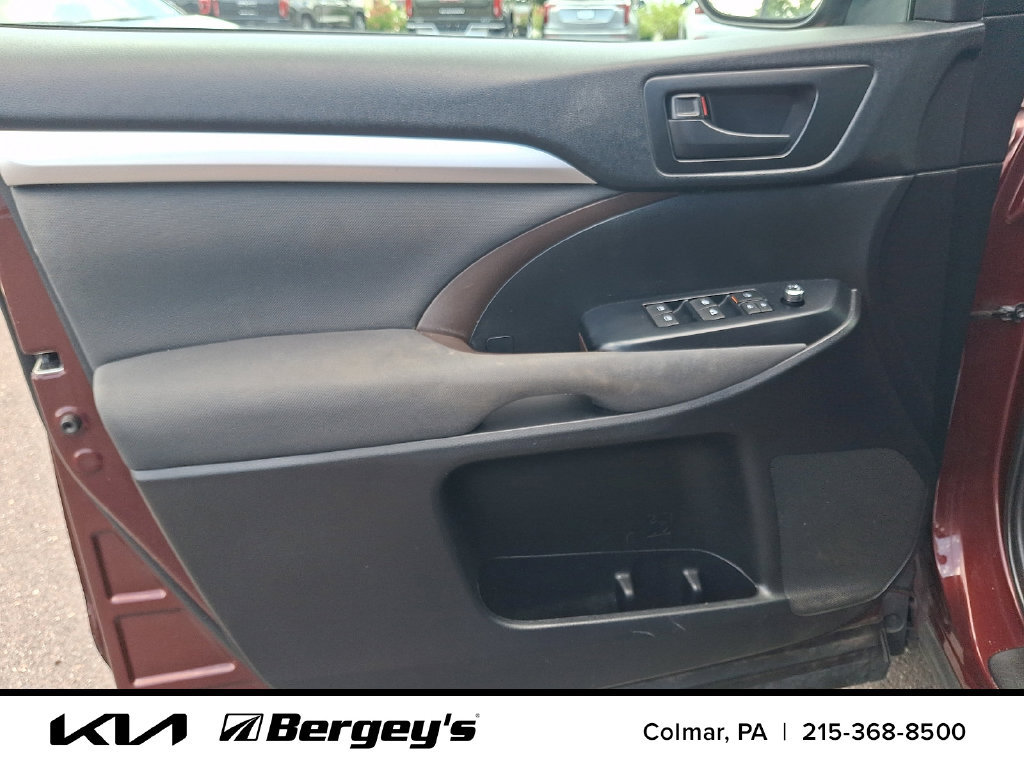Used 2019 Toyota Highlander LE AWD/4WD image 14