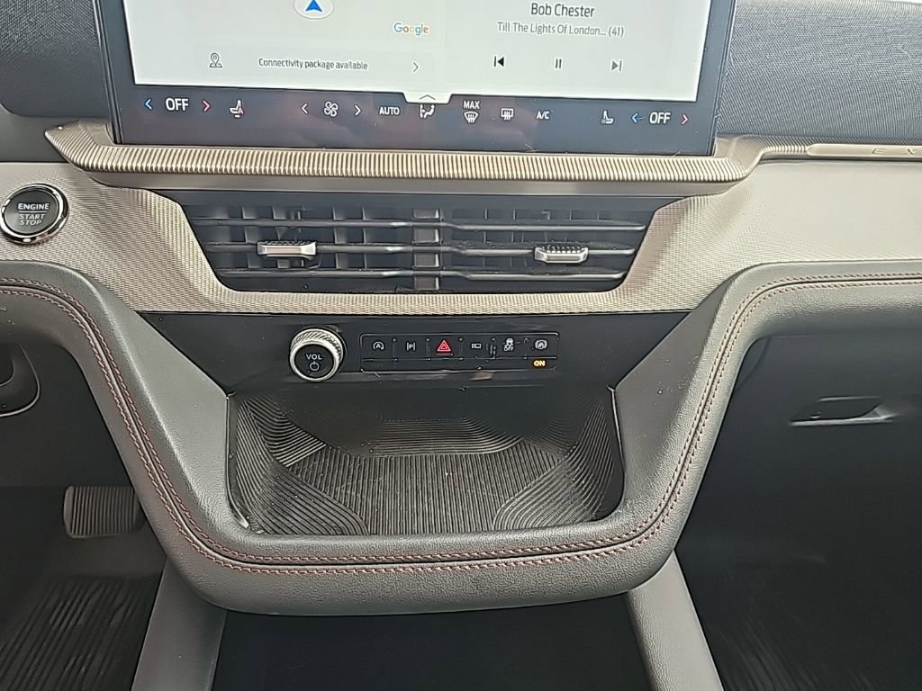 Used 2025 Ford Explorer Active AWD/4WD image 18