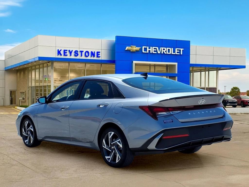 Used 2025 Hyundai Elantra Sport FWD image 5