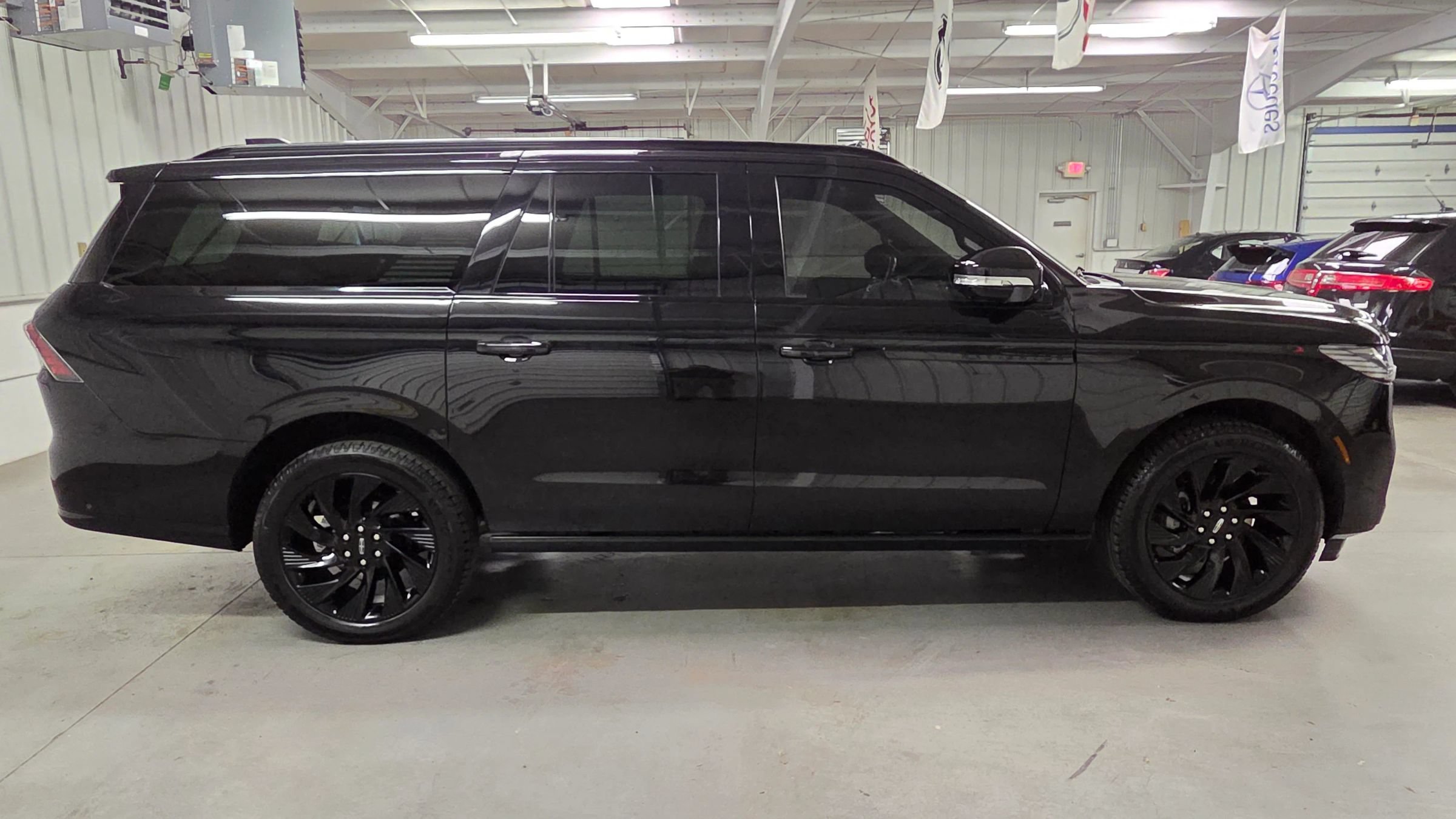 Used 2025 Lincoln Navigator L Reserve w/ Jet Appearance Package AWD/4WD image 9