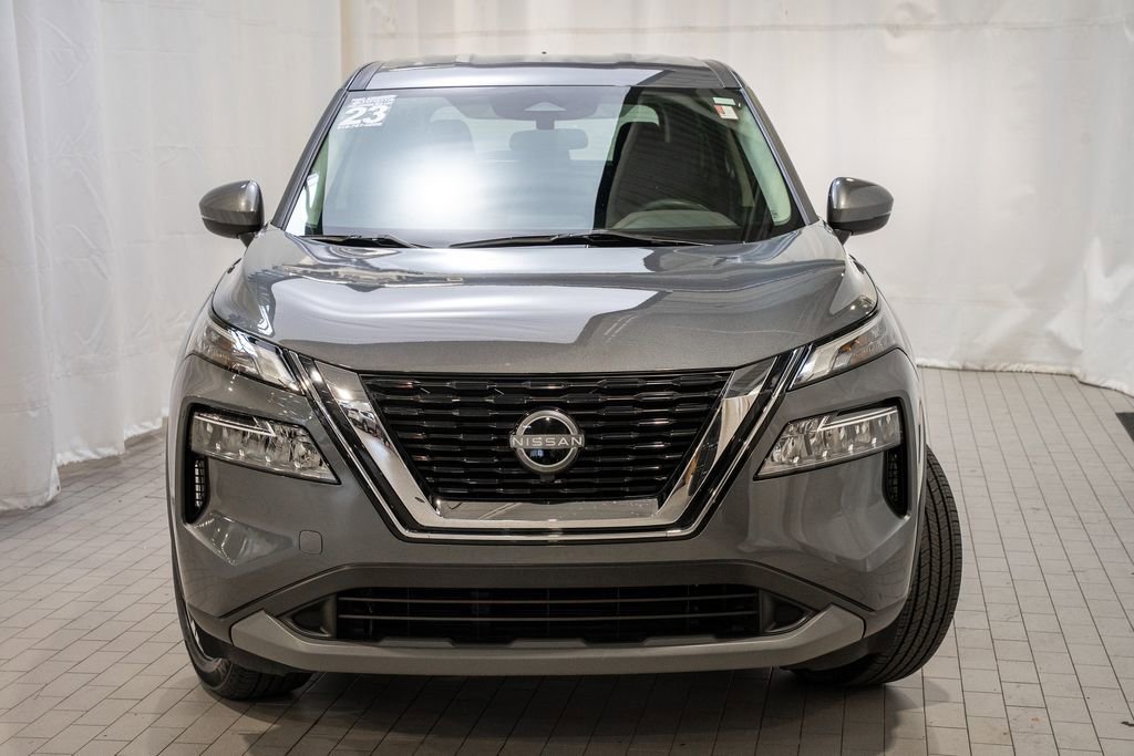 Used 2023 Nissan Rogue SV image 2