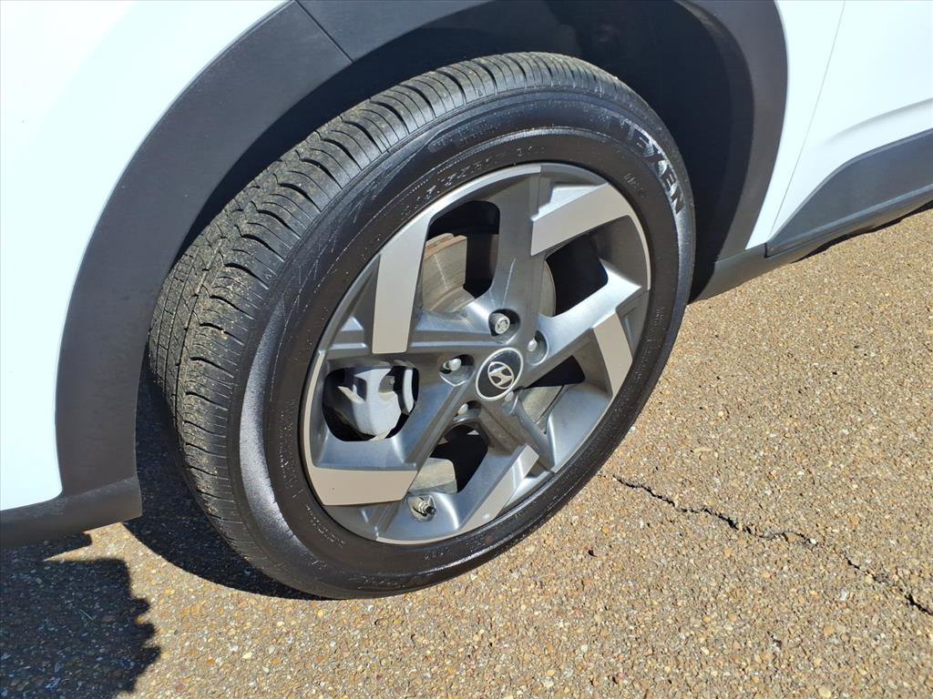 Certified 2025 Hyundai Venue SEL image 9