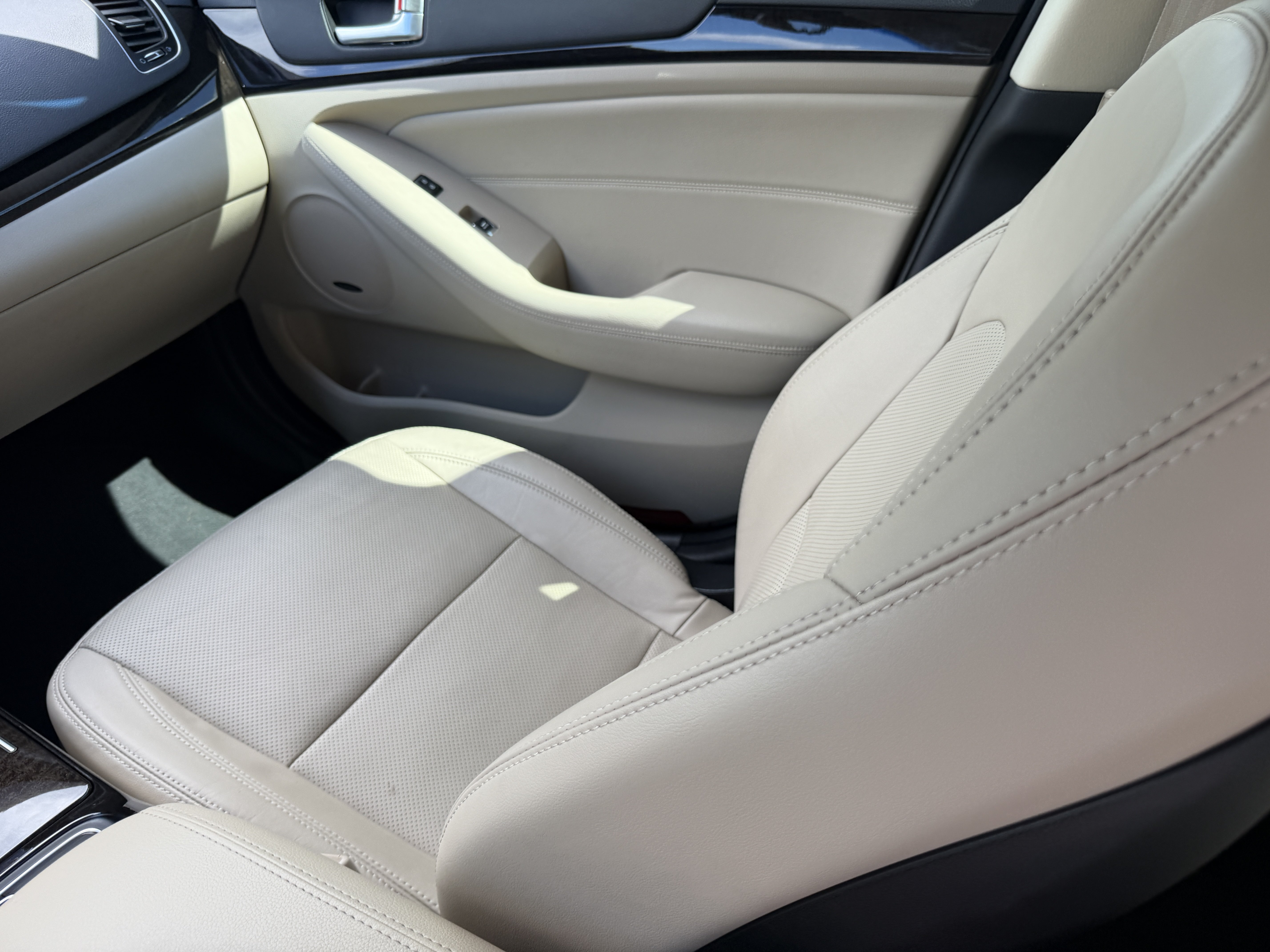 Used 2015 Kia Cadenza Premium w/ Technology Package FWD image 14