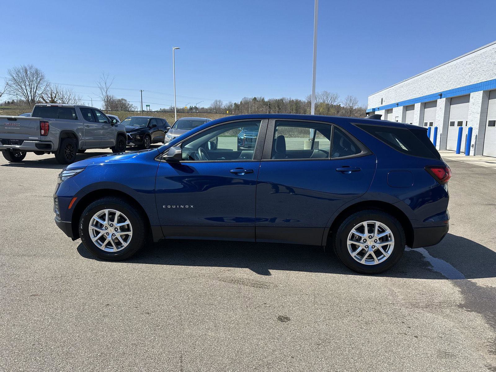 Used 2022 Chevrolet Equinox LS AWD/4WD image 2