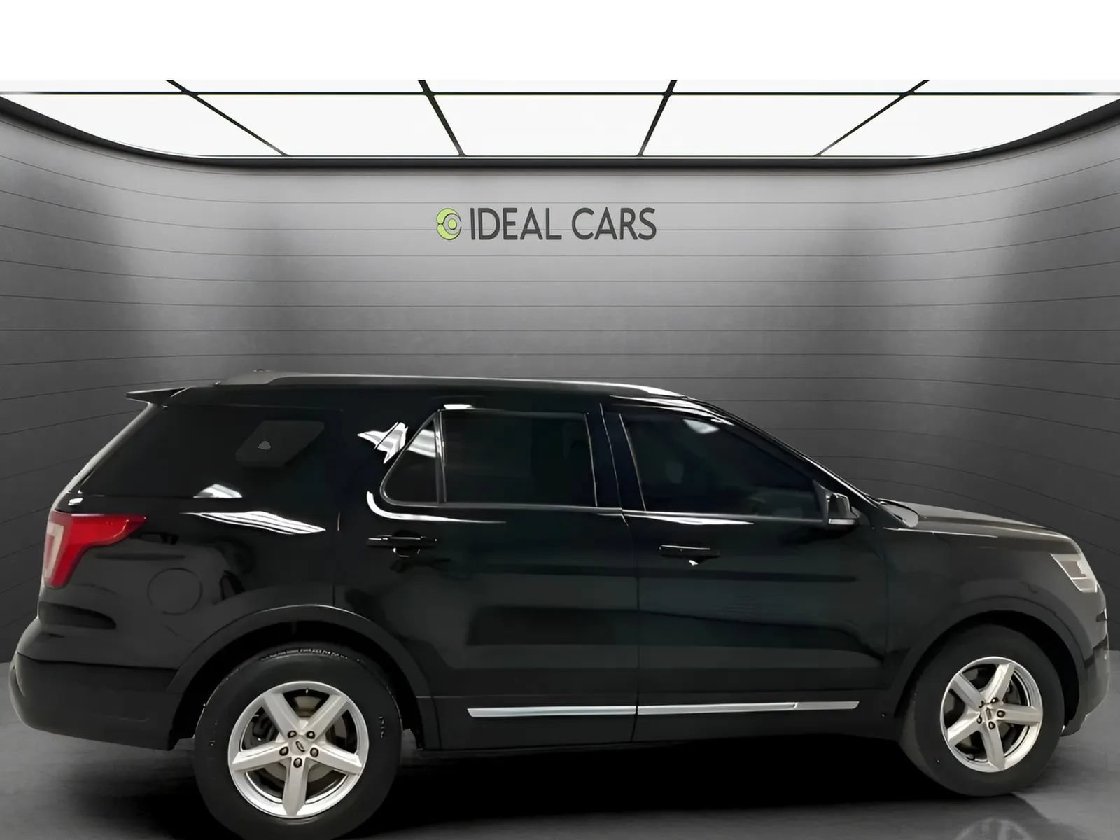 Used 2018 Ford Explorer XLT w/ Equipment Group 201A FWD image 4