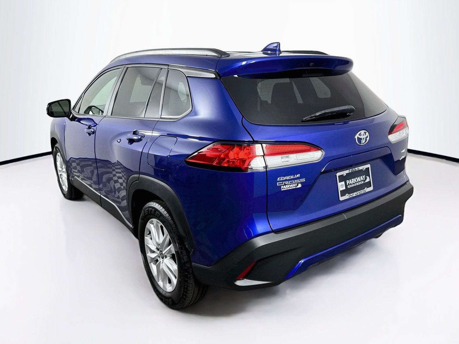 Used 2024 Toyota Corolla Cross LE w/ Moonroof Package AWD/4WD image 5