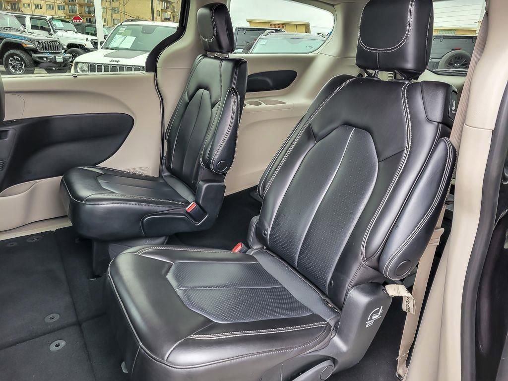 Used 2023 Chrysler Pacifica Touring-L image 10