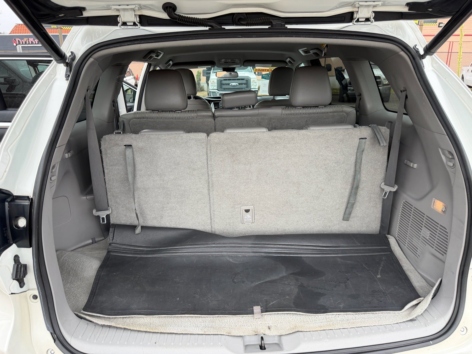 Used 2017 Toyota Highlander Plus w/ Carpet Mat Package FWD image 9