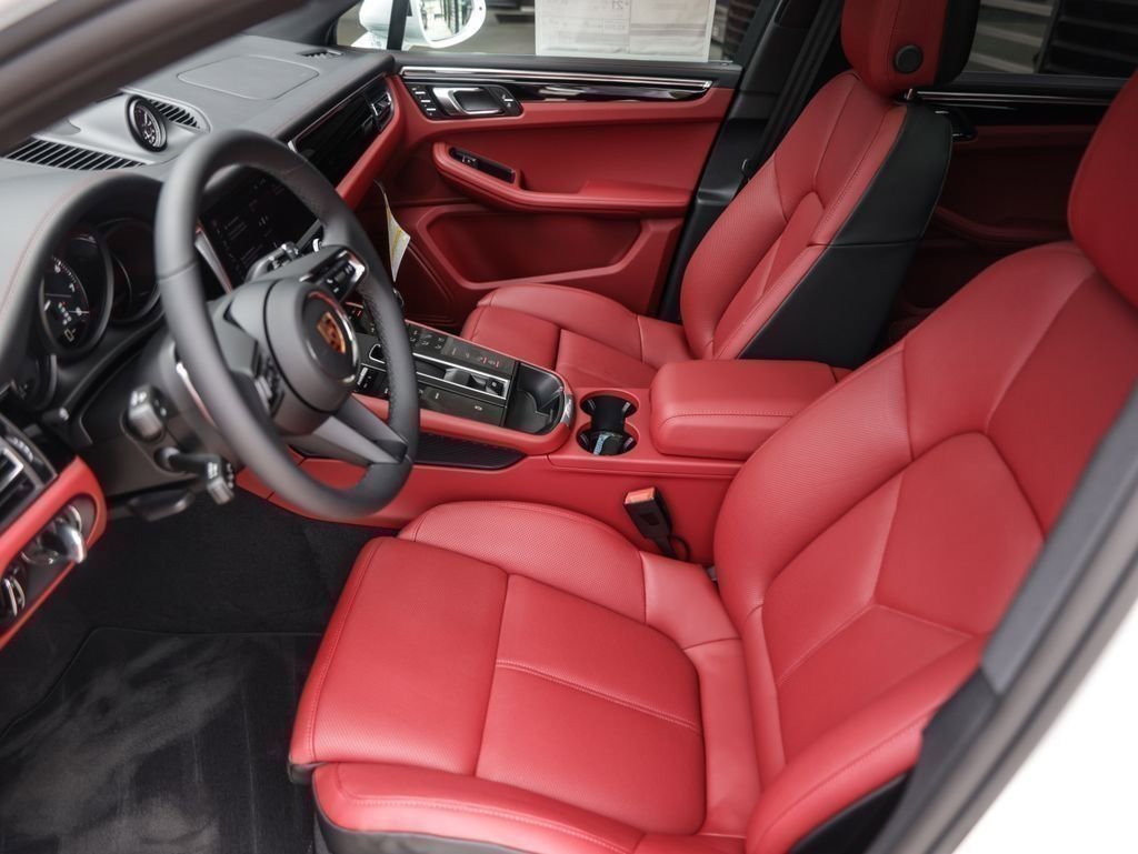 Certified 2025 Porsche Macan image 15