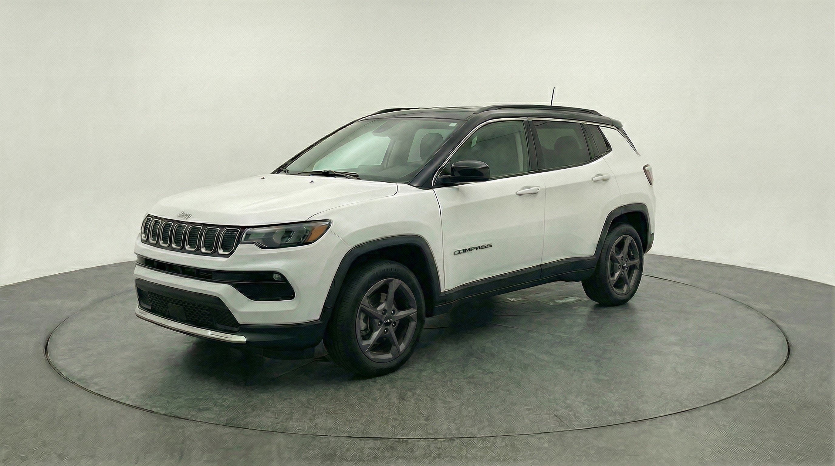 Used 2025 Jeep Compass Trailhawk AWD/4WD image 3
