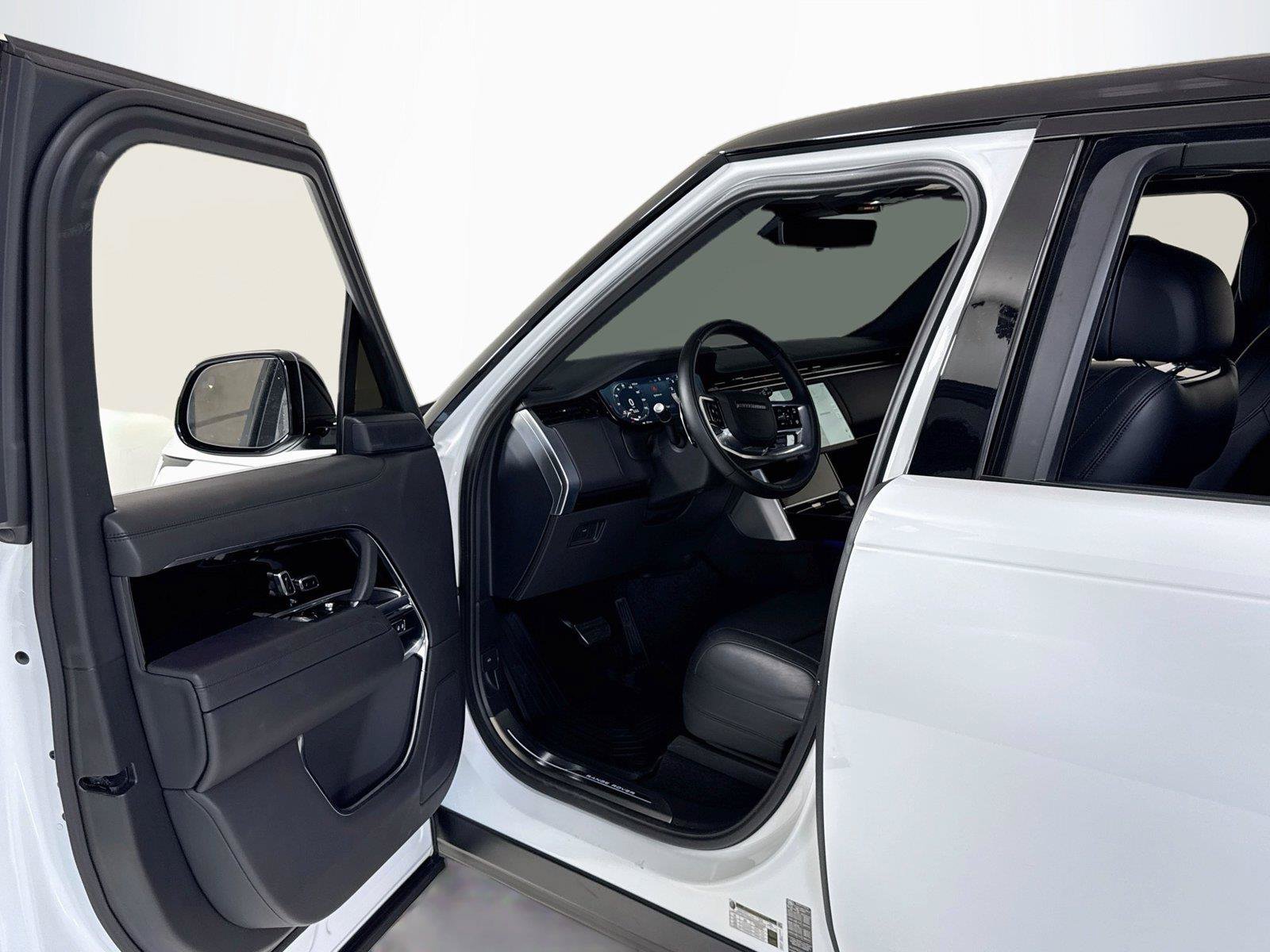 Used 2025 Land Rover Range Rover SE AWD/4WD image 12