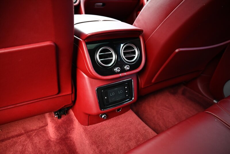 Used 2019 Bentley Bentayga AWD/4WD image 35