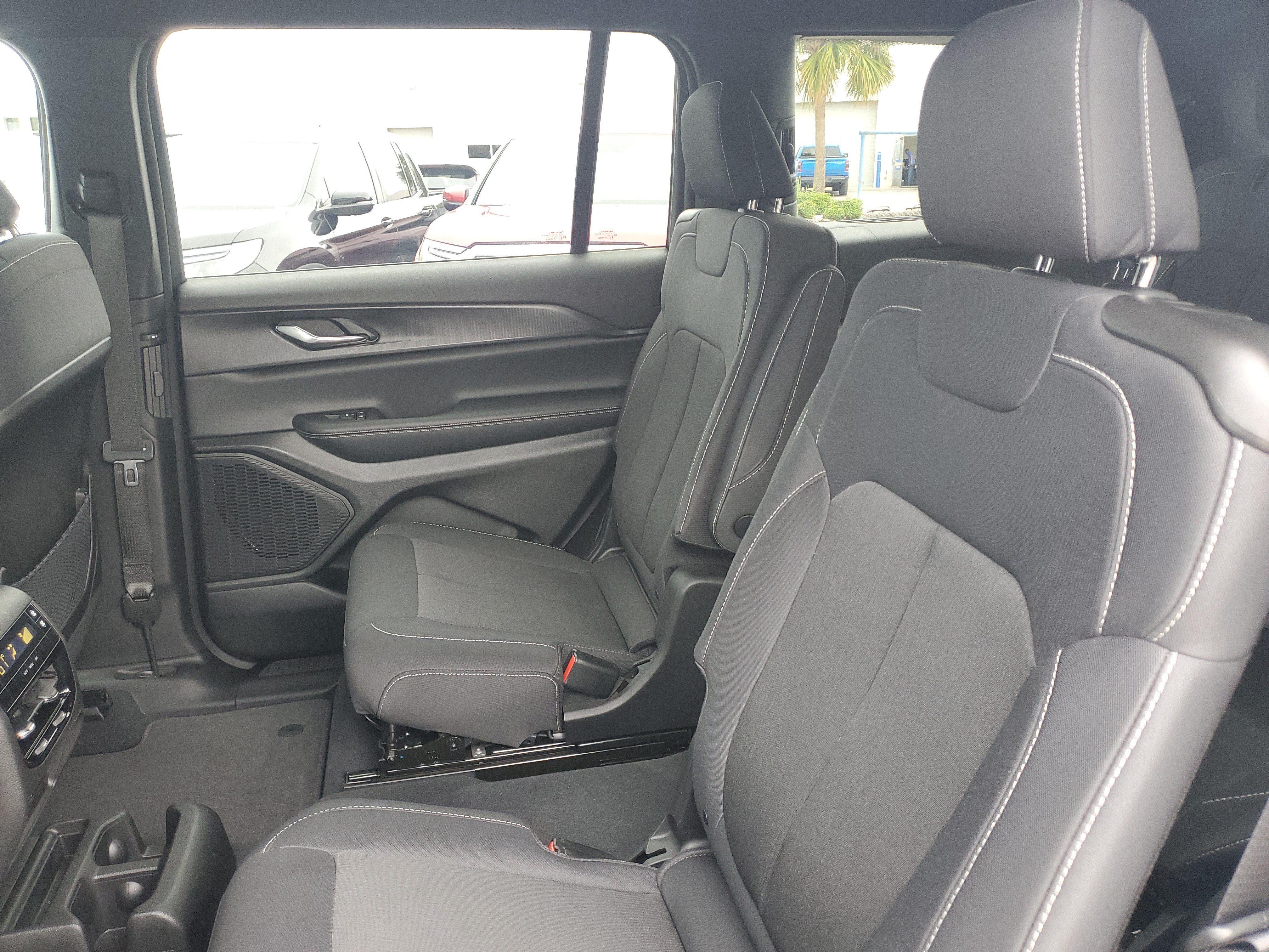 Used 2024 Jeep Grand Cherokee L Laredo RWD image 12