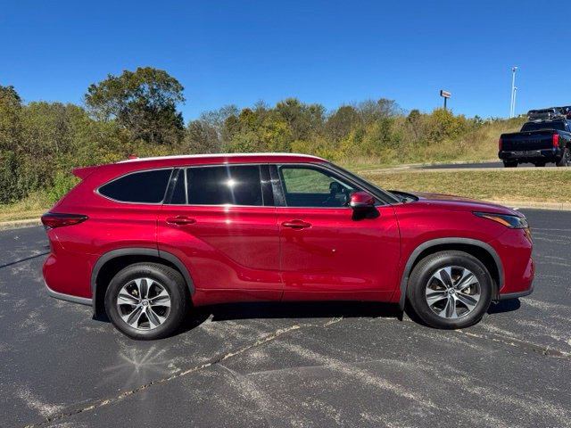 Certified 2022 Toyota Highlander XLE AWD/4WD image 2