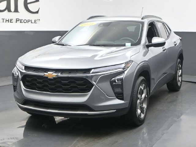 Used 2025 Chevrolet Trax LT FWD image 39