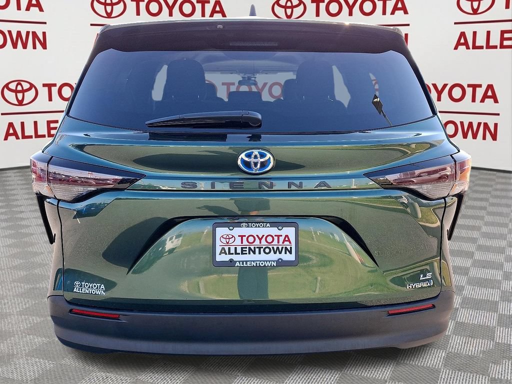 Used 2024 Toyota Sienna LE FWD image 8