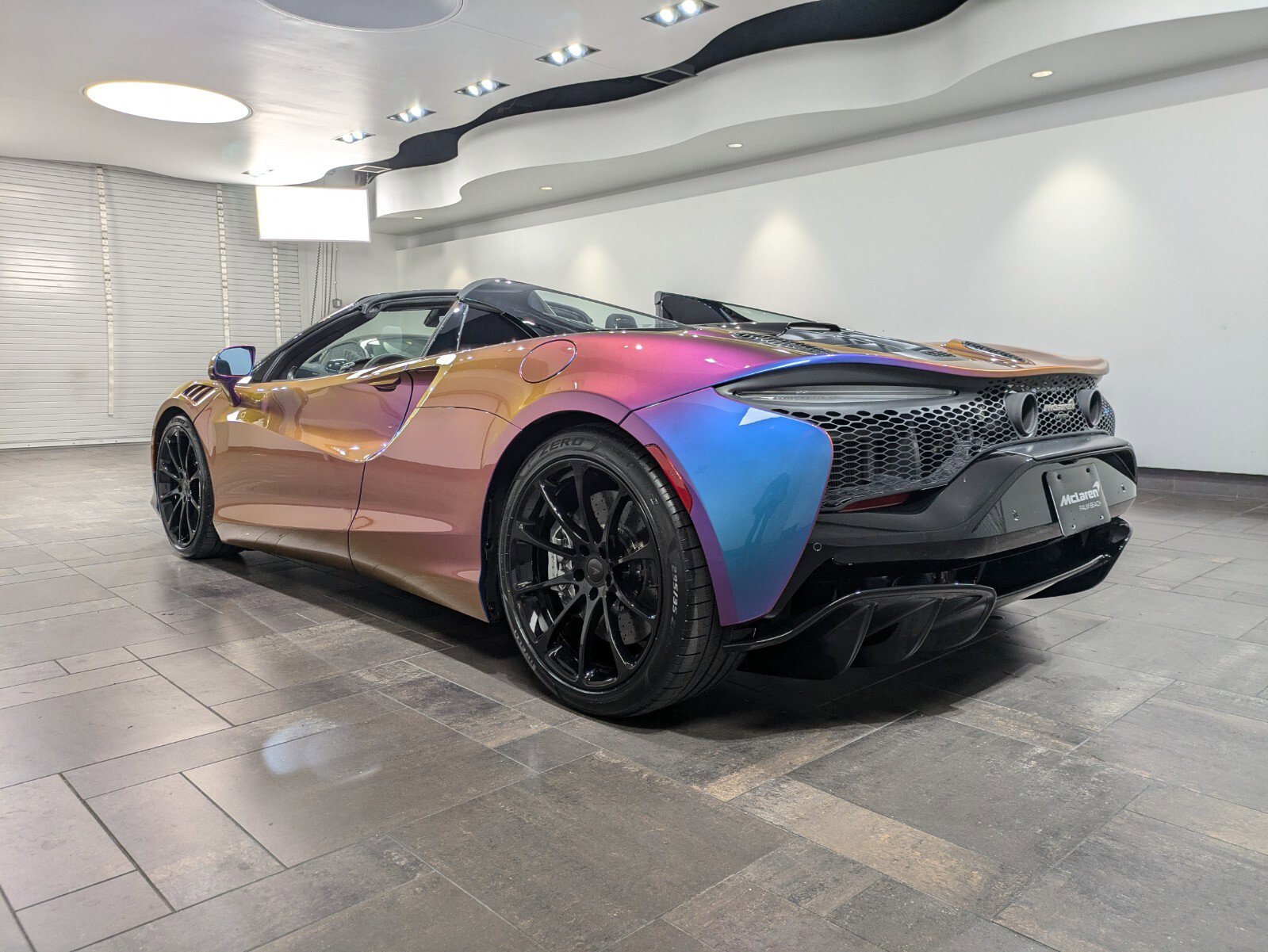 Used 2025 McLaren Artura Spider image 4