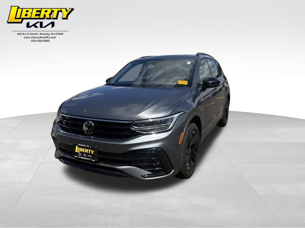 Used 2024 Volkswagen Tiguan SE R-Line AWD/4WD image 3