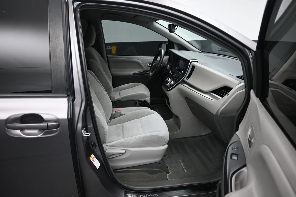 Used 2018 Toyota Sienna LE w/ Carpet Mat Package FWD image 50